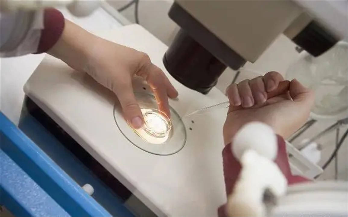 生理期排出大量果冻似的血块 月经期排出果冻状血块